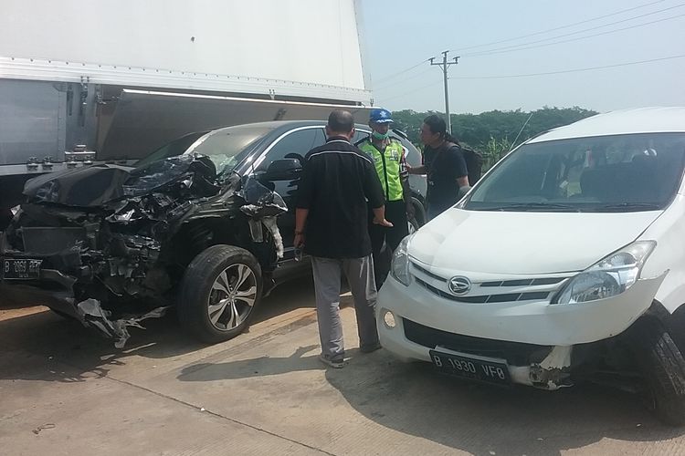 Mobil Xenia dan BRV, yang tabrakan di tol Batang- Semarang Jawa Tengah. KOMPAS.com/SLAMET PRIYATIN