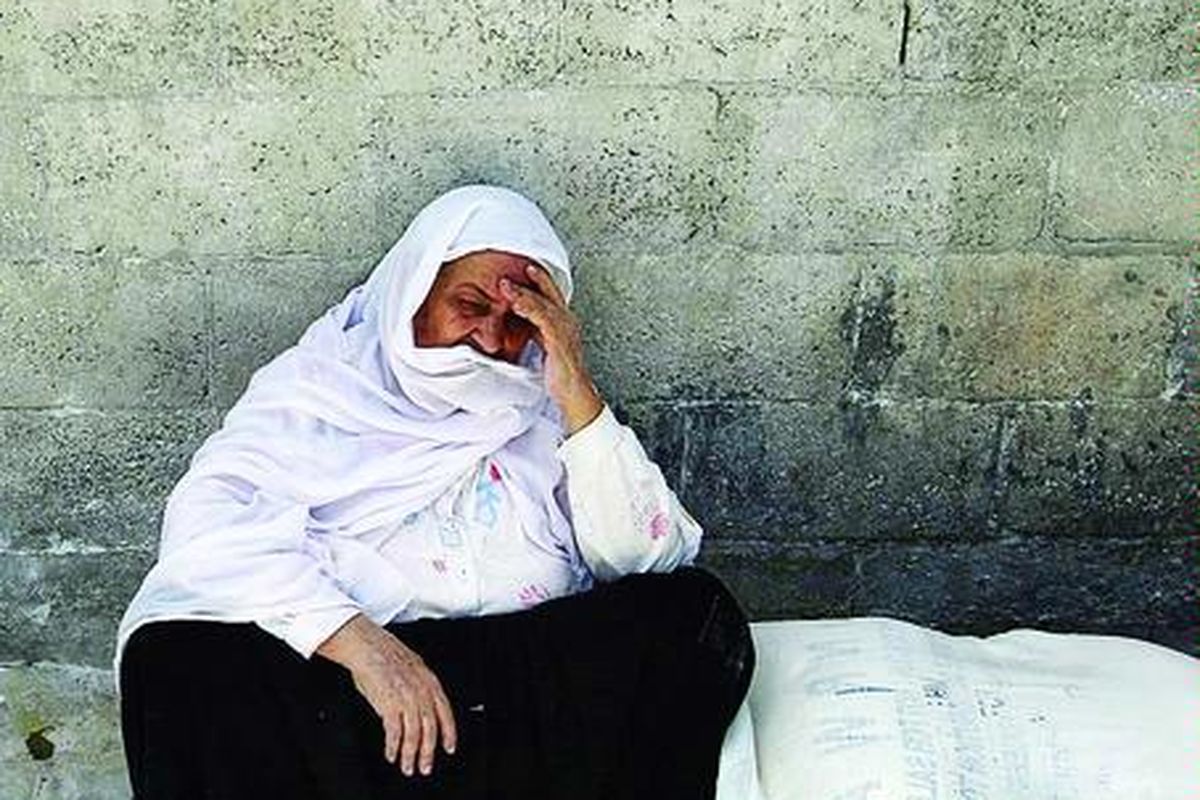 Seorang nenek Palestina sedang menanti bantuan makanan dari Badan Bantuan Sosial dan Pekerja PBB (UNRWA) di Gaza City, Jalur Gaza, Palestina, Minggu (6/6).