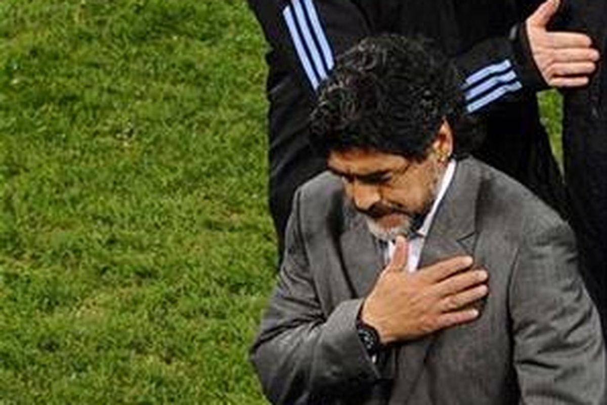 Pelatih Argentina, Diego Maradona, meninggalkan lapangan di akhir pertandingan perempat final Piala Dunia 2010 melawan Jerman pada Sabtu (3/7/2010) di Stadion Green Point, Cape Town.