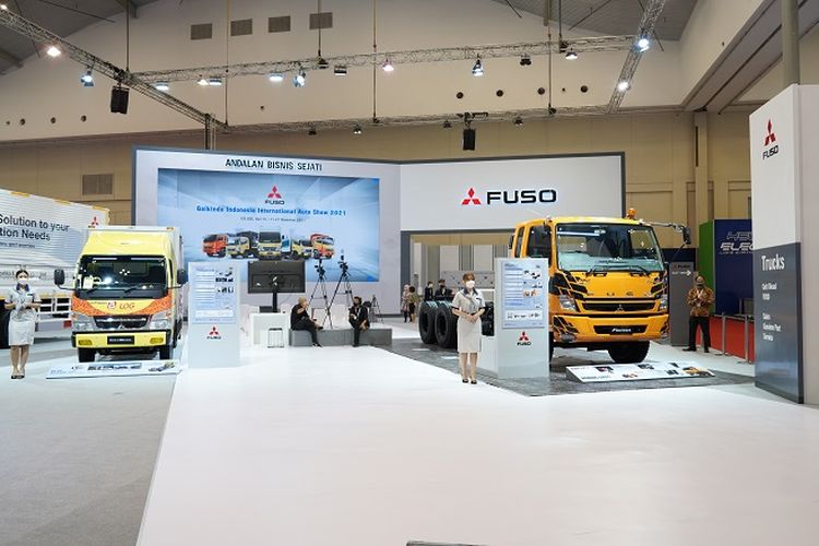 Booth Mitsubishi Fuso pada ajang GIIAS 2021