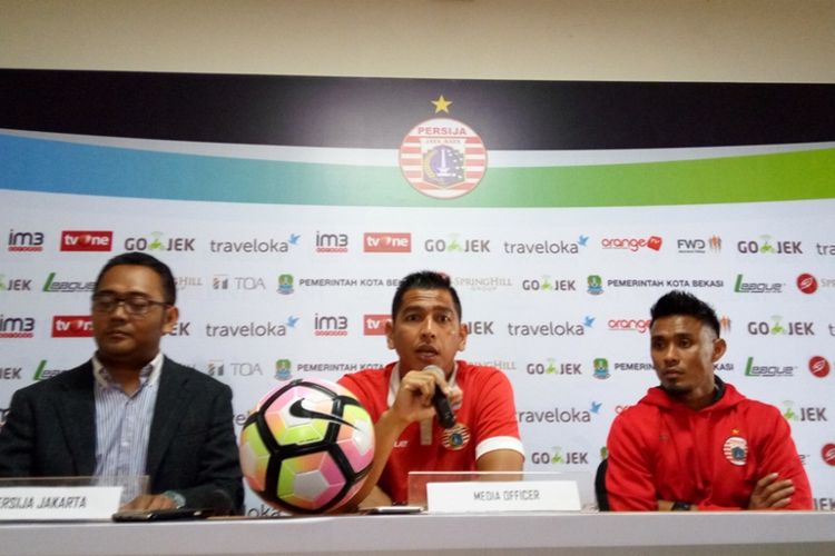 Pelatih Persija Jakarta, Stefano Cugurra Teco (tengah), menjalani jumpa pers di Stadion Patriot, Bekasi, Jumat (21/4/2017), untuk membahas partai Liga 1 melawan Barito Putera.