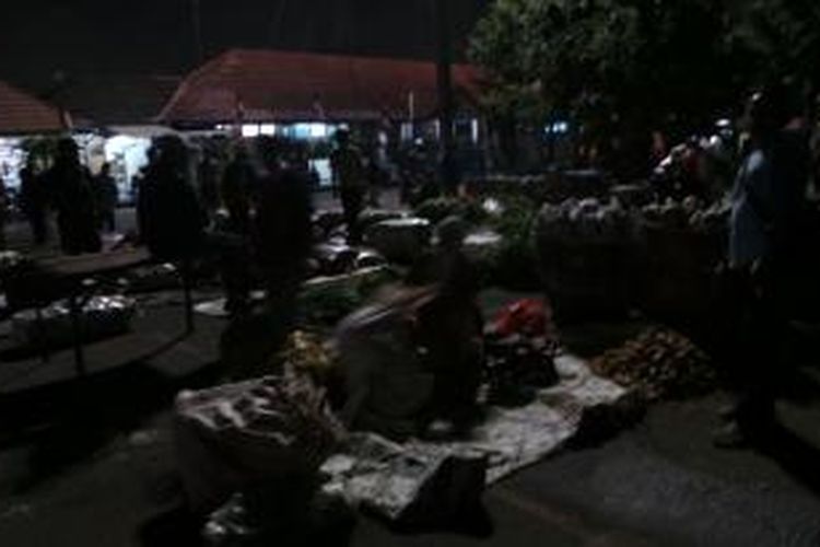 Pedagang malam di Pasar Minggu sebagian memanfaatkan area Terminal Pasar Minggu sebagai lokasi baru tempat mereka berjualan dari sebelumnya di pinggiran jalan. Kamis (15/8/2013).