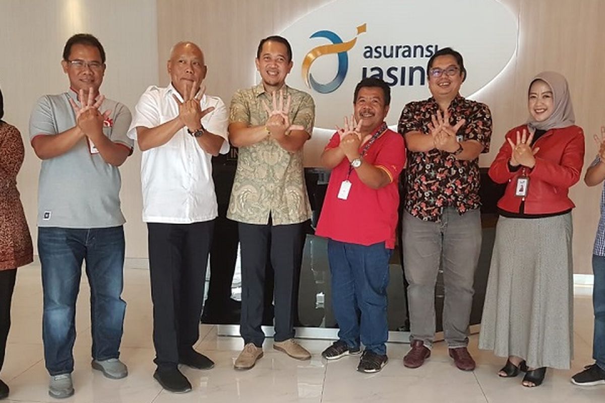 (Kiri-kanan) Deputy Executive Vice President Marketing Regional II Telkom Indonesia Area Jababotabek Binuri (ke empat dari kanan) dan Direktur Operational Jasindo Ricky Tri Wahyudi (ke empat dari kiri) beserta jajaran usai Sosialisasi IndiHome Paket Khusus Karyawan Jasindo di Jakarta (12/9/2019).