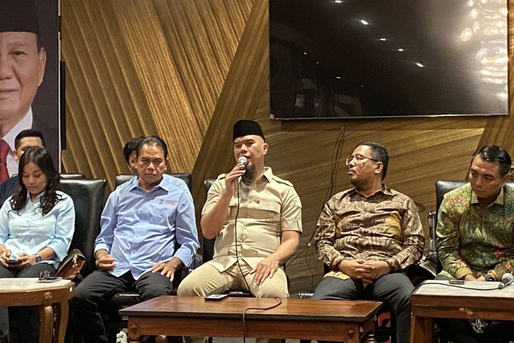 Ahmad Dhani (tengah) saat bersama kader Gerindra di Surabaya, Sabtu (23/12/2023).