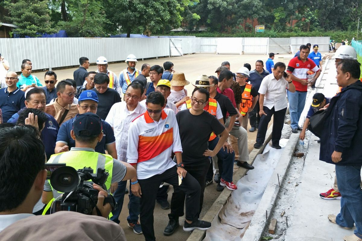 Wakil Gubernur DKI Jakarta Sandiaga Uno meninjau venue Asian Games 2018 di Kompleks Gelora Bung Karno (GBK), Senayan, Jakarta, Minggu (12/11/2017).