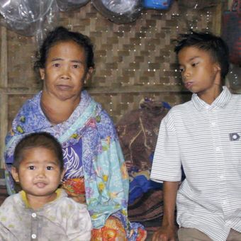 Taufik (kanan), bocah disabilitas penyelamat rombongan turis Malaysia yang menjadi korban longsor di air terjun Tie Kelep, Senaru, Lombok Utara, Nusa Tenggara Barat, bersama nenek dan sepupunya.