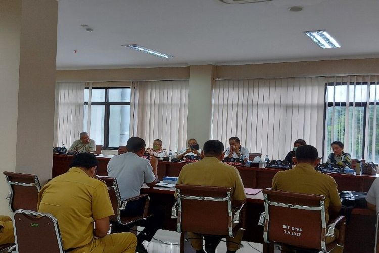 Komisi III DPRD Sulawesi Utara saat rapat kerja bersama Dinas Perhubungan Sulawesi Utara, Senin (12/9/2022) pukul 11.48 Wita. Rapat digelar di ruang rapat Komisi III, Kantor DPRD Sulawesi Utara.