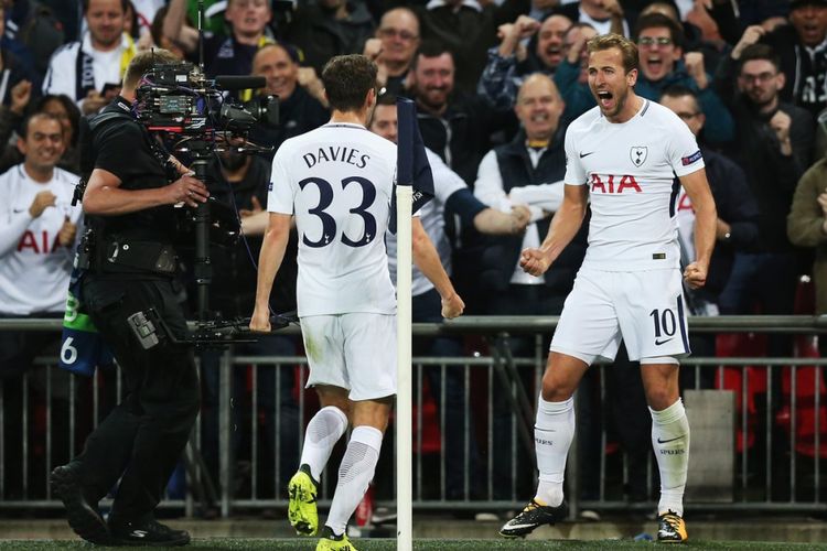 Harry Kane ketika melakukan selebrasi gol ke gawang Borussia Dortmund, Kamis (14/9/2017).