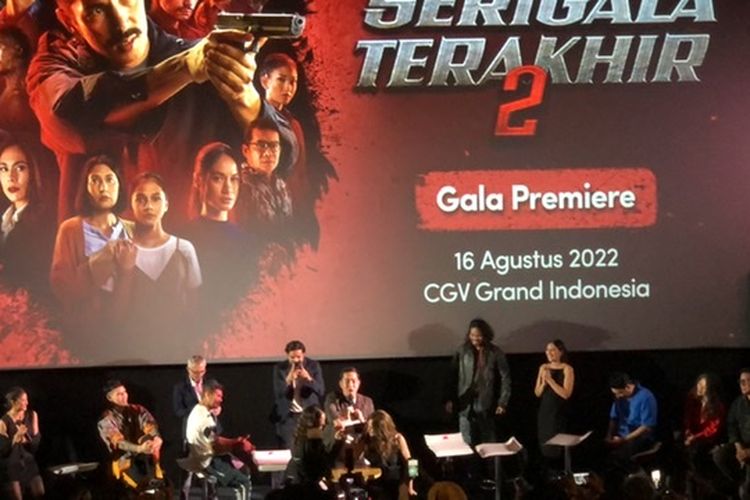 Wulan Guritno dan Hana Malasan adu panco di Gala Premier Serigala Terakhir 2, CGV Grand Indonesia, Selasa (16/8/2022).