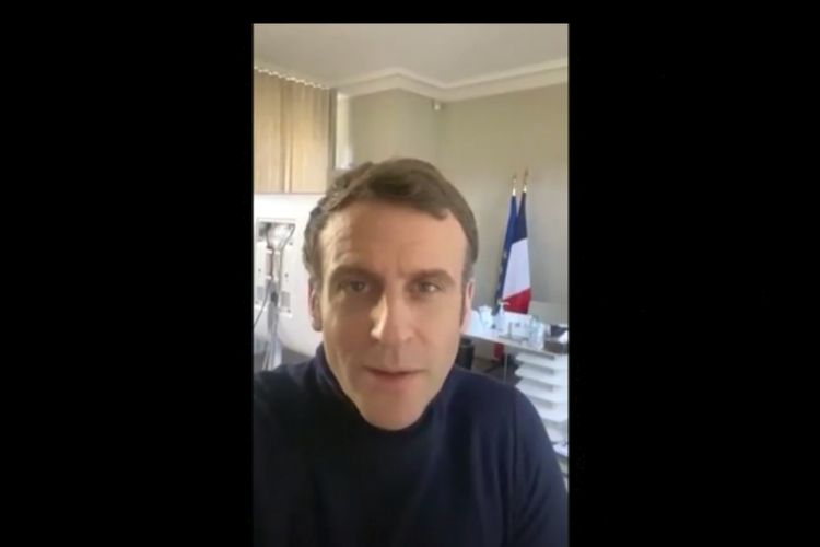 Tangkapan layar dari video Twitter Presiden Perancis Emmanuel Macron, saat menjalani karantina untuk pemulihan dari Covid-19 pada Jumat (18/12/2020).