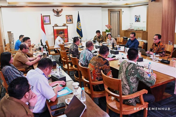 Pj Gubernur Sumatera Selatan, Agus Fatoni bersama dengan Menteri Perhubungan Budi Karya Sumadi membahas reaktivasi Bandara Gatot Subroto Way Kanan di Kantor Kementerian Perhubungan Republik Indonesia (Kemenhub RI), Jakarta, Selasa (5/3/2024)