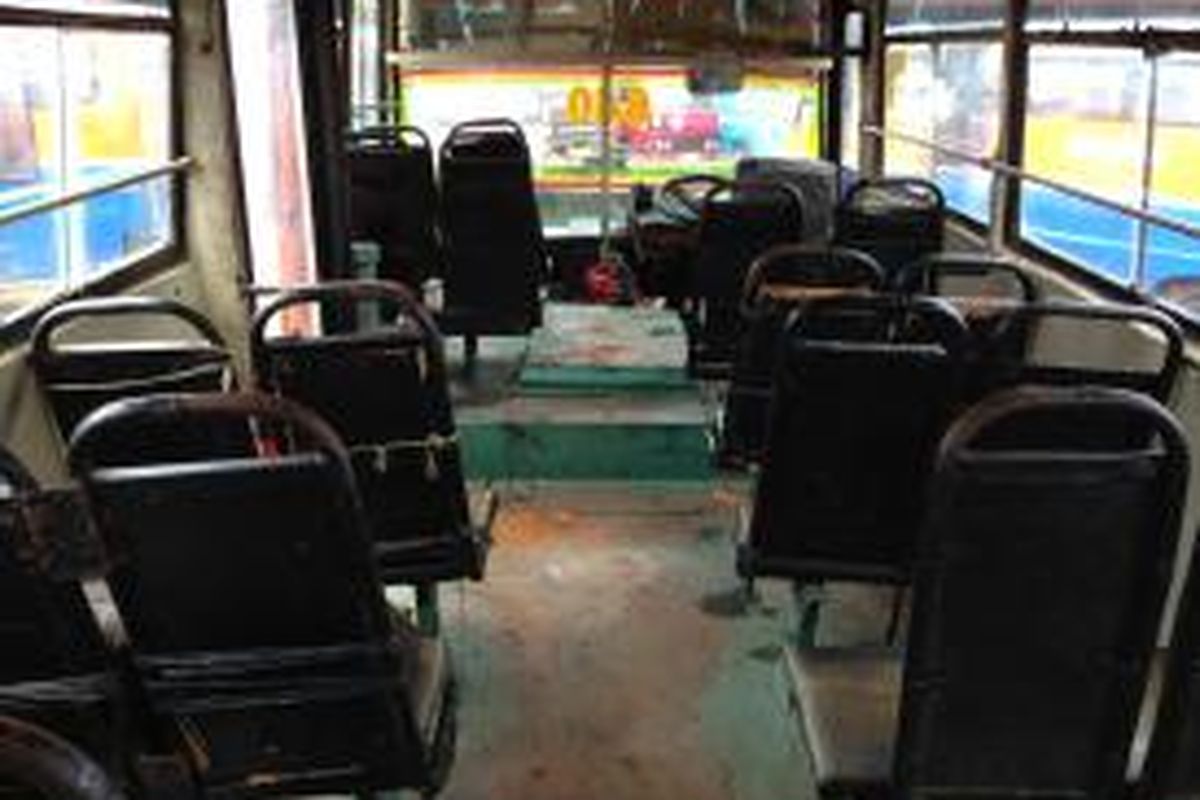 Kondisi beberapa bus metromini yang diamankan oleh Dinas Perhubungan dan Transportasi DKI Jakarta di Komplek Terminal Bus Rawa Buaya, Jakarta Barat, Selasa (22/12/2015). 














