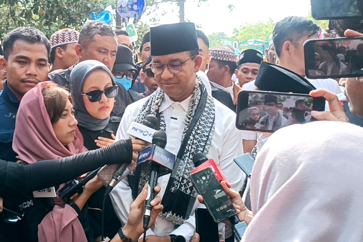 Capres nomor urut 1, Anies Baswedan, saat kampanye di Pamekasan, Rabu (31/1/2024). Dia mengapresiasi sikap cawapres nomor urut 3, Mahfud MD, yang mengunduh diri dari jabatannya sebagai Menkopolhukam.