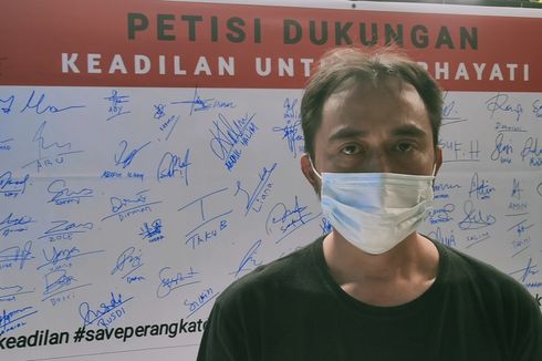 Dengar Status Tersangka Dibatalkan, Nurhayati Menangis