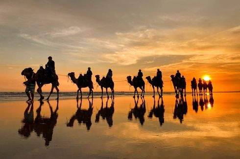 Menikmati Sunset Pantai Australia di Atas Unta