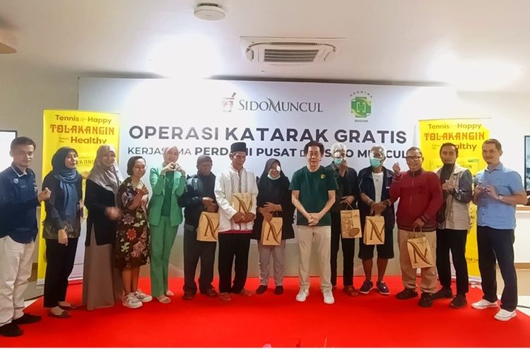 Direktur Sido Muncul Irwan Hidayat didampingi Bendahara SPBK Perdami Pusat dr Rio Rhendy, SpM (K) dan  Direktur RSU Hermina Bogor dr Muyi Ayoe Hapsari MM secara simbolis memberikan bantuan operasi katarak di RSU Hermina Bogor, Selasa (27/8/2024). 