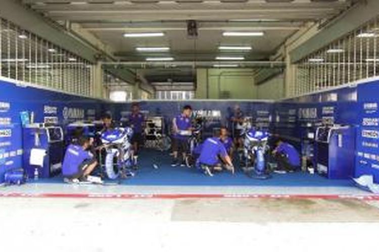 Teknisi tim Yamaha Factory Racing Indonesia bekerja di paddock Sirkuit Sepang, Malaysia, sebagai persiapan mengikuit Asia Road Racing 2015, 17-19 April.