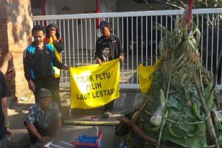 Sejumlah warga Batang, Jawa Tengah, demonstrasi di depan Kantor Transisi, Menteng, Jakarta Pusat, Rabu (17/9/2014). Mereka menuntut agar proyek pembangunan PLTU Batubara di Batang, Jawa Tengah dihentikan.