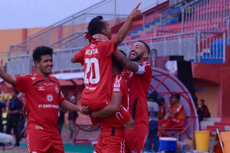 Gelandang mungil Semen Padang, Riko Simanjuntak mencetak gol ke gawang PSCS Cilacap dalam pertandingan grup E Piala Presiden di Stadion Gelora Ratu Pamelingan (SGRP) Pamekasan. 
