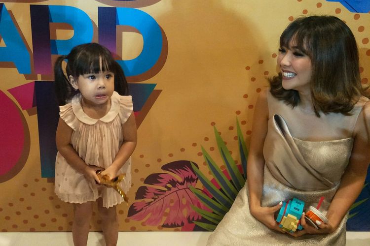 Penyanyi Gisela Anastasia bersama putrinya, Gempita Nora Marten saat diabadikan di Mom & Kids Awards 2017 di MNC Studios, Kebon Jeruk, Jakarta Barat, Rabu (13/12/2017).
