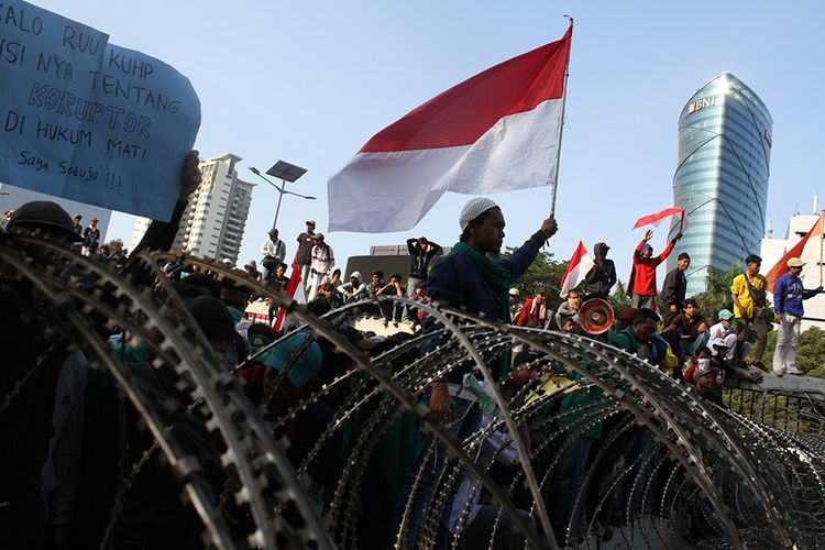 Massa yang terdiri dari pelajar dan mahasiswa kembali turun ke jalan melakukan aksi tolak UU KPK dan sejumlah RUU yang dinilai kontroversial, di kawasan simpang susun Semanggi, Senayan, Jakarta Pusat, Senin (30/9/2019).