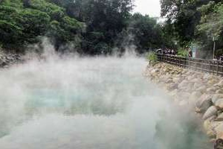Inilah sumber air panas yang dimanfaatkan untuk disalurkan ke ke kolam-kolam pemandian air panas di distrik Beitou, Taipei, Taiwan. Danau air panas yang tidak pernah kering itu, menjadi atraksi wisata tersendiri di Taipei.