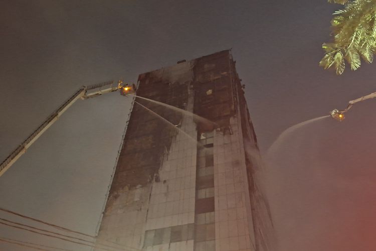 Kebakaran Gedung Bapenda Jakarta Masuk Proses Pendinginan Usai 4,5 Jam Pemadaman
