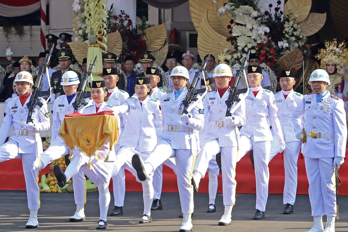 Paskibraka saat mengibarkan bendera di Balai Kota Surabaya. Kini, Pemkot Surabaya mencari calon Paskibraka.