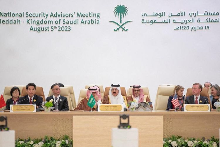 Penasihat keamanan nasional Arab Saudi dan Menteri Luar Negeri Arab Saudi Musaad bin Mohammed Al Aiban (tengah) berbicara dalam pertemuan di Jeddah pada 6 Agustus 2023.