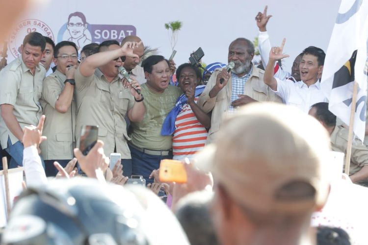 Seusai berkampanye di lapangan Mandala, Kabupaten Merauke, Papua, Senin (25/3/2019), calon presiden nomor urut 02 Prabowo Subianto mengajak seluruh peserta yang hadir menyanyikan lagu Sio Mama.