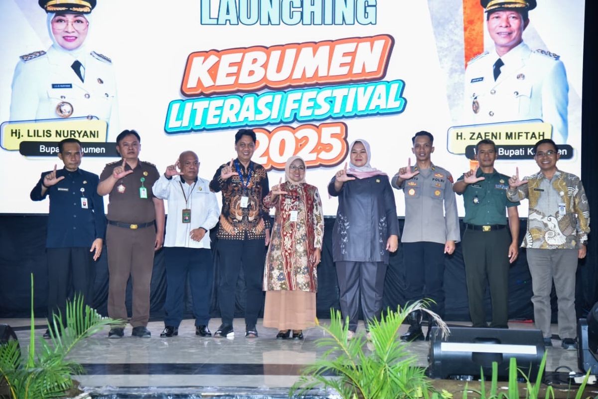 Bupati Kebumen Lilis Nuryani bersama Kepala Disarpus Sigit Dwi Purnomo dan segenap pemangku kepentingan di Kabupaten Kebumen dalam acara pembukaan Kebumen Festival Literasi di Gedung Pertemuan Setda, Senin (25/8/2025).