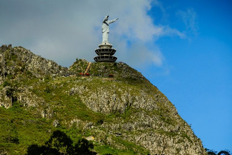 Patung Yesus Buntu Burake di Tana Toraja yanag dilihat dari bawa bukit.