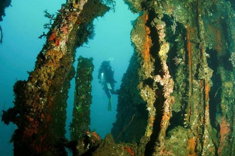 Pemandangan dari salah satu ruang di dalam kapal Mawali yang terdampar di dasar laut perairan Selat Lembeh.