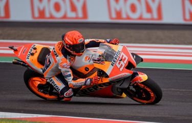 Marc Marquez saat melaju di Sirkuit Mandalika (20/3/2022).