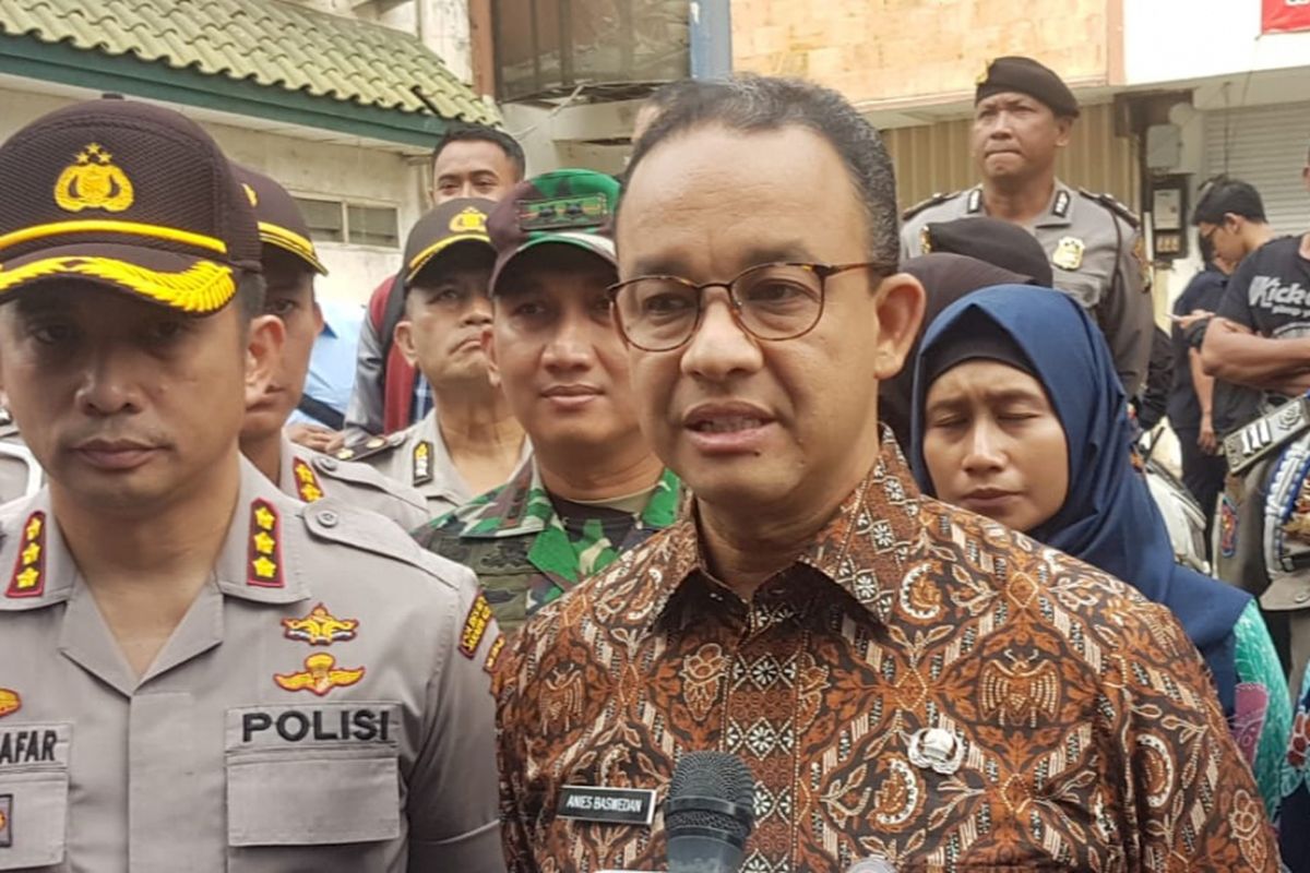 Gubernur DKI Jakarta Anies Baswedan seusai meninjau lokasi ledakan Ruko Grand Wijaya Center di Jalan Wijaya II, Kebayoran Baru, Jakarta Selatan, Kamis (12/7/2018).