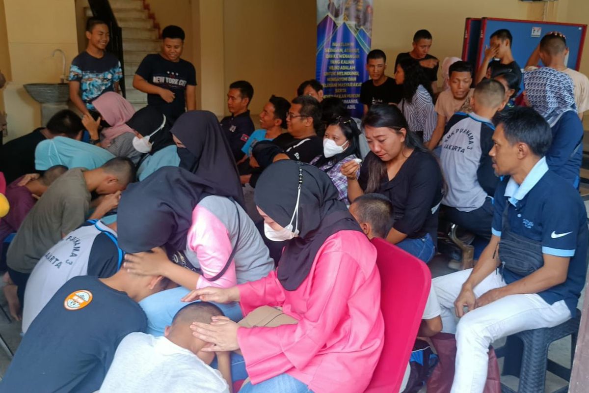 Belasan pelajar meminta maaf dengan cara berlutut kepada orangtuanya usai kedapatan hendak melakukan tawuran di kawasan Mampang Prapatan, Jakarta Selatan, Sabtu (16/9/2023)