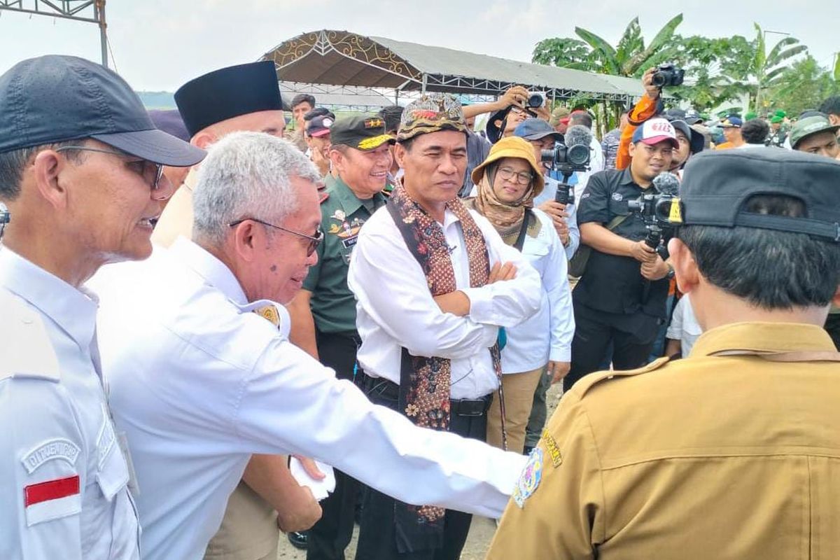 Menteri Pertanian Republik Indonesia Andi Amran Sulaiman (berkalung batik) saat kunjungan kerja ke Kabupaten Bangkalan, Jawa Timur, Selasa (14/5/2024). Kabupaten Bangkalan ditargetkan bisa menyumbang 40.000 ton beras setahun melalui program pemipaan.