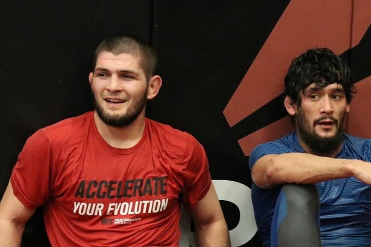 Juara divisi kelas ringan UFC, Khabib Nurmagomedov, beristirahat di sela-sela latihan yang bergulir di American Kickboxing Academy, San Jose, California.