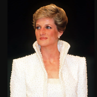 Putri Diana saat memakai Gaun Elvis yang ikonik
