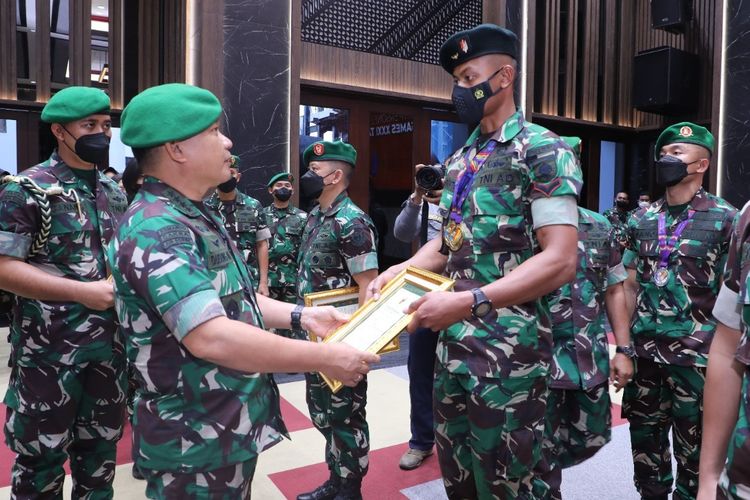 Kepala Staf Angkatan Darat (KSAD) Jenderal Dudung Abdurachman memberikan penghargaan kepada prajurit TNI AD sukses menyumbangkan torehan emas di Sea Games Vietnam 2021.