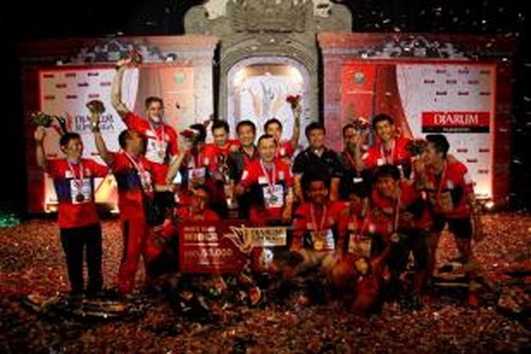 Tim putra Musica Champion Kudus berpose bersama setelah menjuarai Djarum Superliga Badminton 2015 di GOR Lila Bhuana Denpasar, Bali, Minggu (1/2/2015).