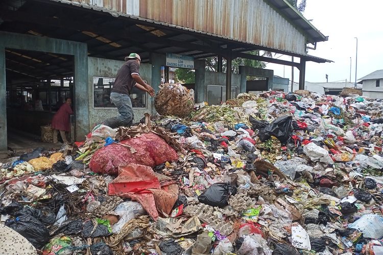 Gunung Sampah di Pasar Cileunyi, Kabupaten Bandung membuat para pedagang kehilangan omsetnya. Tak sedikit para pedagang yang kehilangan pembeli lantaran merasa jijik dengan sampah tersebut serta bau busuk yang menyengat.