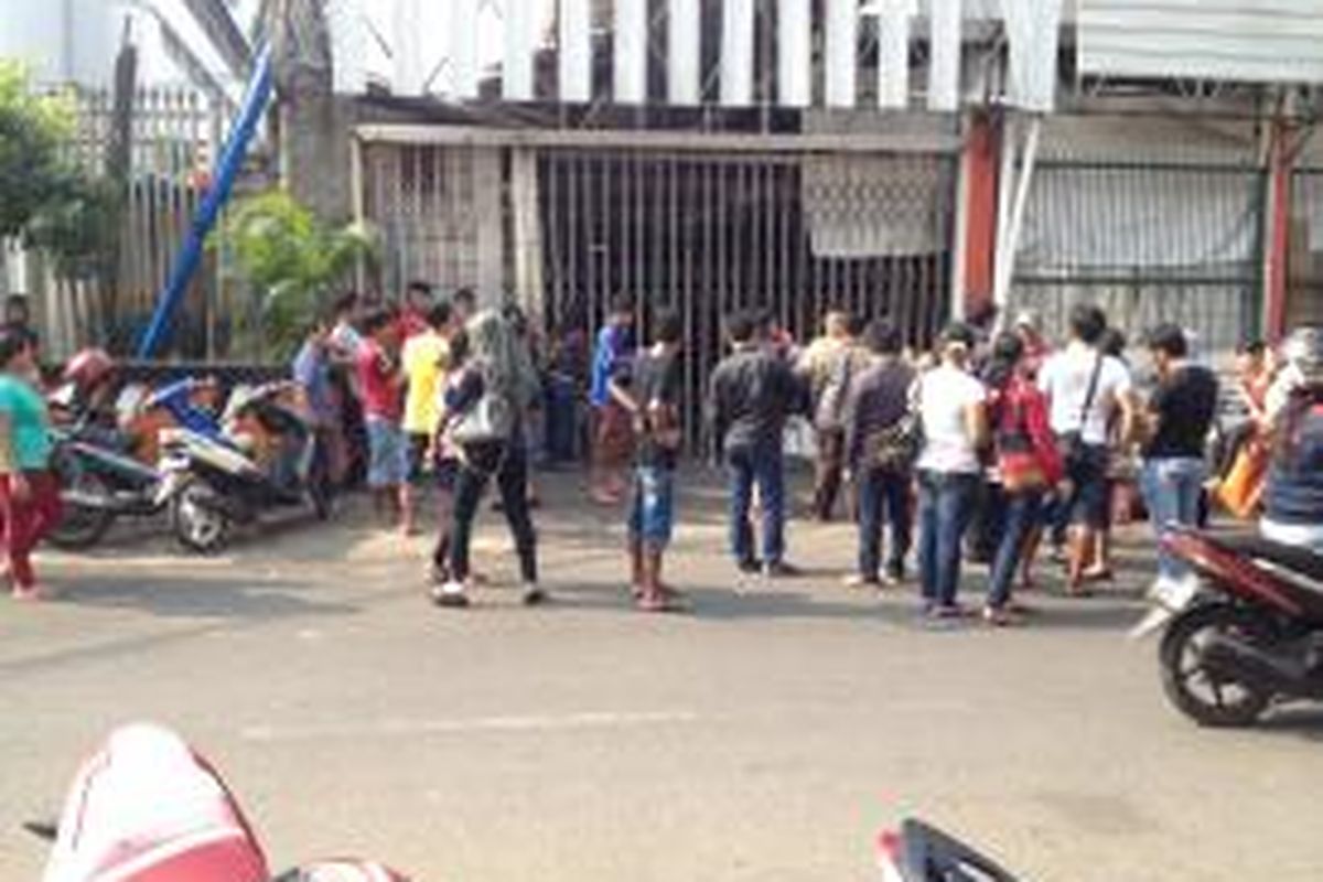 Suasana pabrik DVD bajakan di Jalan Pinangsia Raya, Glodok, Jakarta Barat, Selasa (19/5/2015) pagi. Terlihat beberapa karyawan masih berada di lokasi pabrik untuk mengambil barang dagangan mereka di dalam pabrik.