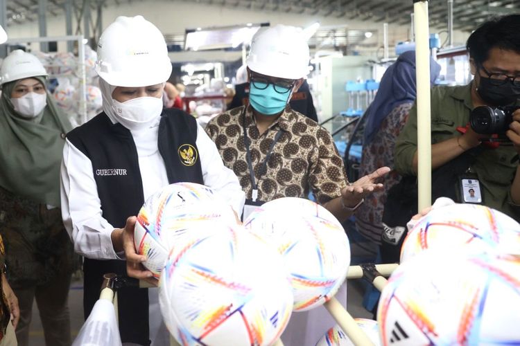 BOLA PIALA DUNIA—Gubernur Jawa Timur, Khofifah Indarparawansa memperhatikan bola piala dunia yang diproduksi PT Global Way Indonesia (GWI) yang pabriknya beroperasi di  Kabupaten Madiun, Kamis (16/6/2022).