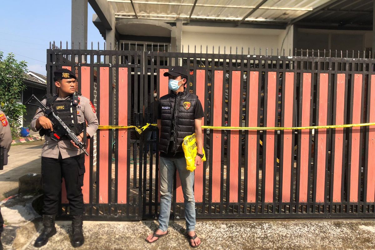 Warga Bumi Citra Indah RT 06 RW 13 Desa Situwangi, Kecamatan Cihampelas, Kabupaten Bandung Barat (KBB), Jawa Barat dikagetkan dengan penemuan mayat yang dicor di dalam rumah, Selasa (16/4/2024).