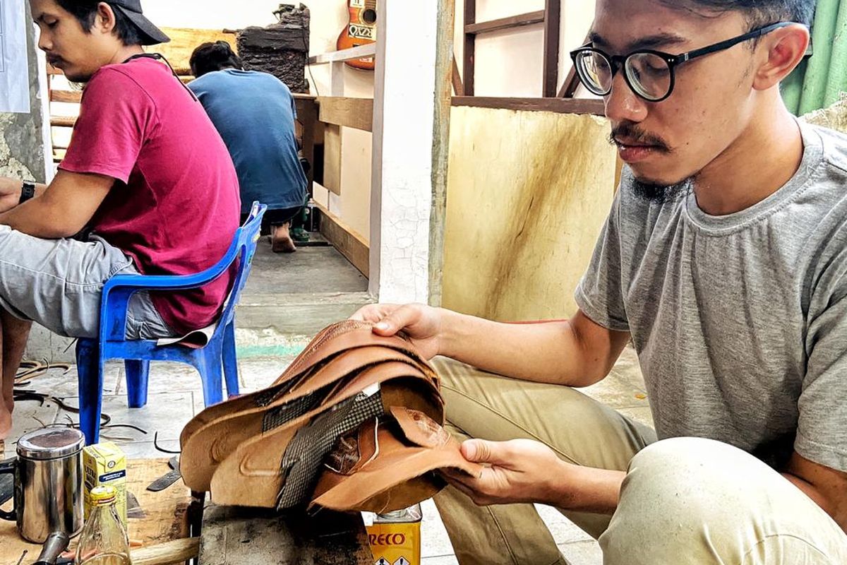 Nurman Farieka produsen sepatu berbahan ceker ayam.