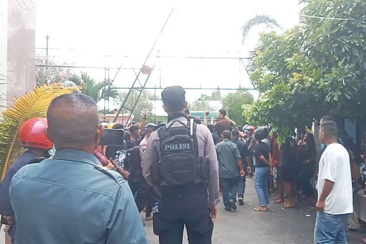 Keluarga korban memadati halaman Kantor Pengadilan Maumere, Kabupaten Sikka saat sidang kasus pengeroyokan terhadap NYW (24) alias Noven Witak pada Selasa (20/2/2024).