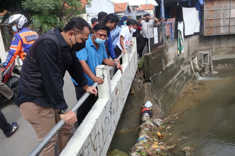 Wali Kota Surabaya Eri Cahyadi saat meninjau penyebab terjadinya banjir di kawasan Surabaya Barat, Rabu (17/11/2021).