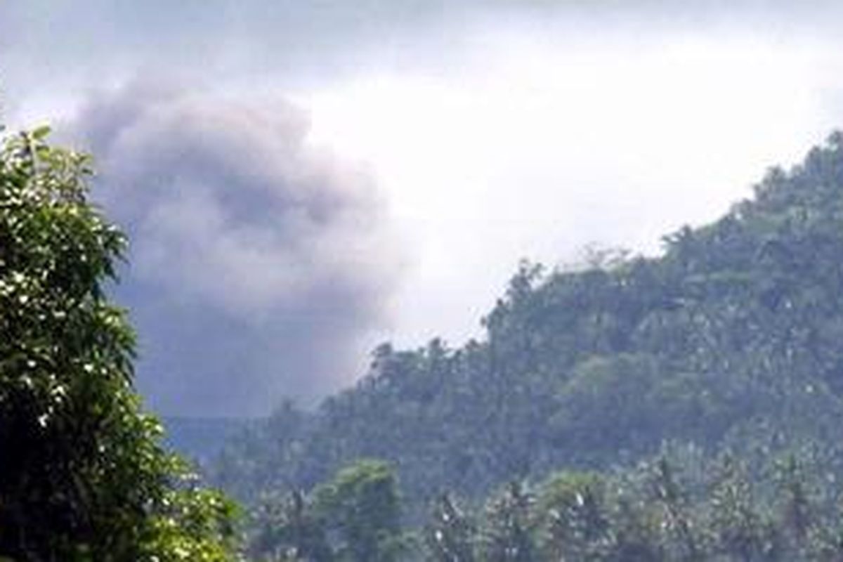 Kepulan debu vulkanis yang dikeluarkan Gunung Lokon pada letusan 21 November 2012, terlihat dari arah Desa Tateli, Kecamatan Pineleng.