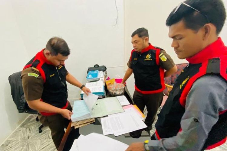 Tim penyidik kejaksaan menggeledah Kantor BPKD Kota Sabang terkait pengusutan dugaan korupsi penyertaan modal BUMD di Sabang, Senin (20/11/2023). 